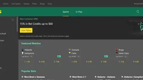 “国足败北根源揭露：澳队违规两度，观众纷纷斥责裁判昏庸。”